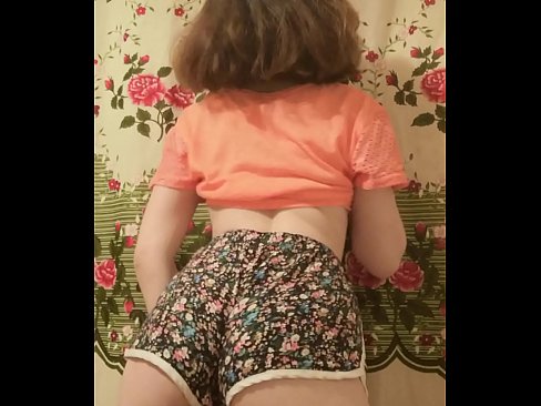 ❤️ 性感的年輕寶貝在相機上脫掉她的短褲 硬色情 在 zh-tw.sexera.ru ﹏